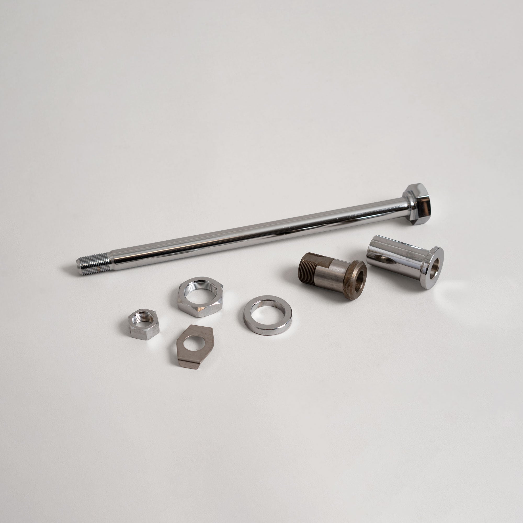 トリッカー リアアクスルガード Tricker Rear Axle Roller Rear Axle Kit for Mid Star Wheel '67-'72 – Krispy Choppers