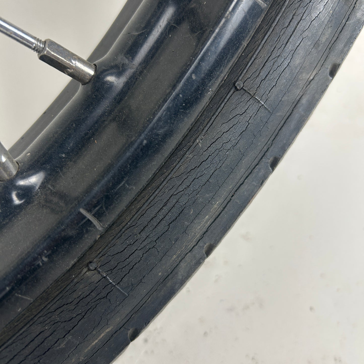 21" Star Hub Wheel w/ Black Rim